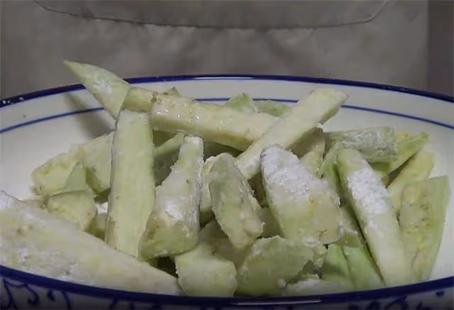 教你茄子新吃法,一道糖醋脆皮茄子,酸甜好吃,外酥內軟,收藏了