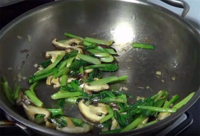 這道素菜要收藏了,香菇炒小白菜,清淡好吃又營養,做法還簡單