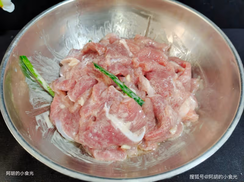 是時候吃此菜了,竟也是秋天第一補!葷素搭配蒸一蒸,菜嫩肉滑、清爽不膩