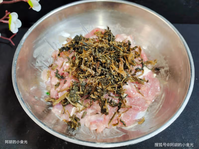 是時候吃此菜了，竟也是秋天第一補！葷素搭配蒸一蒸，菜嫩肉滑、清爽不膩