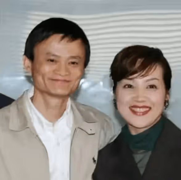 小鹿純子：馬雲的夢中情人，6次前往日本尋找，44歲被他帶來中國