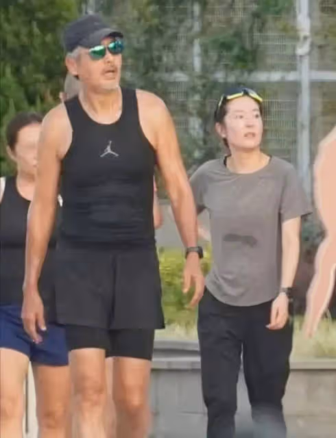 周潤髮帶43歲唐詩詠跑步,當街為其拉伸,動作親密真不怕老婆吃醋
