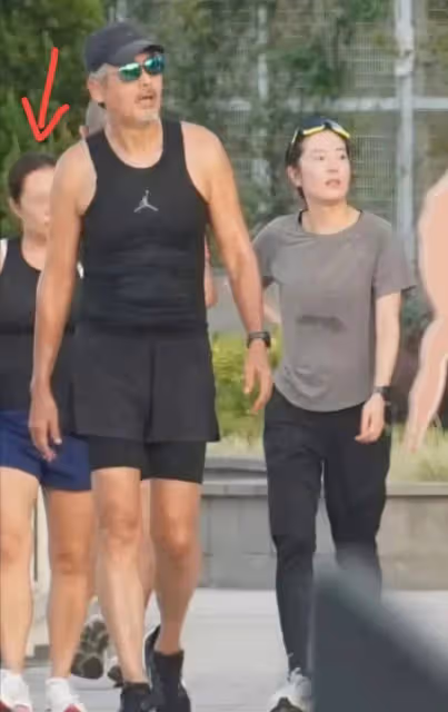 周潤髮帶43歲唐詩詠跑步,當街為其拉伸,動作親密真不怕老婆吃醋