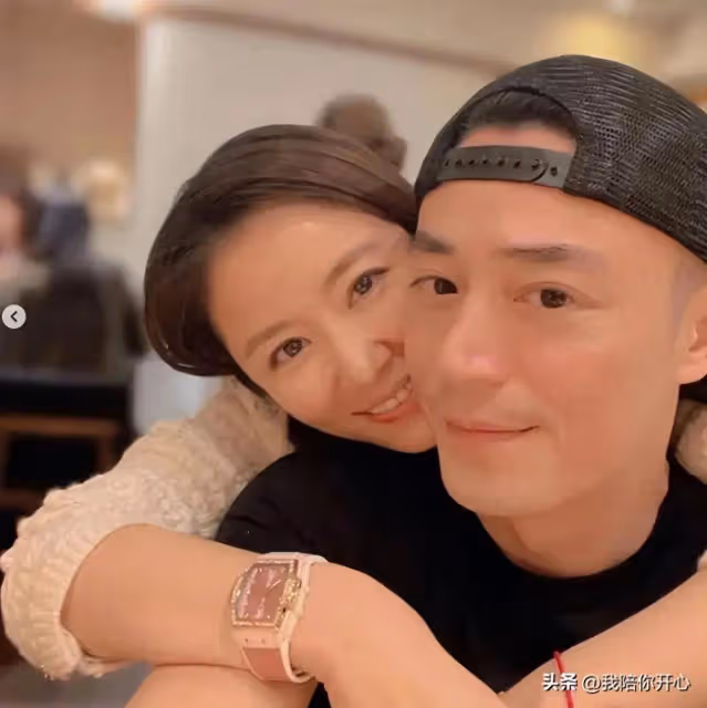 林心如攜霍建華為爸媽慶生,47歲穿的很少女!林心如美貌隨了爸爸