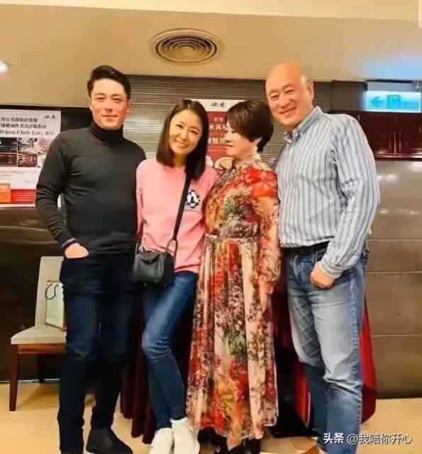 林心如攜霍建華為爸媽慶生,47歲穿的很少女!林心如美貌隨了爸爸