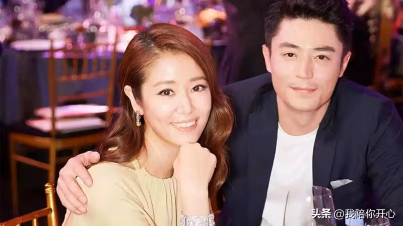林心如攜霍建華為爸媽慶生,47歲穿的很少女!林心如美貌隨了爸爸