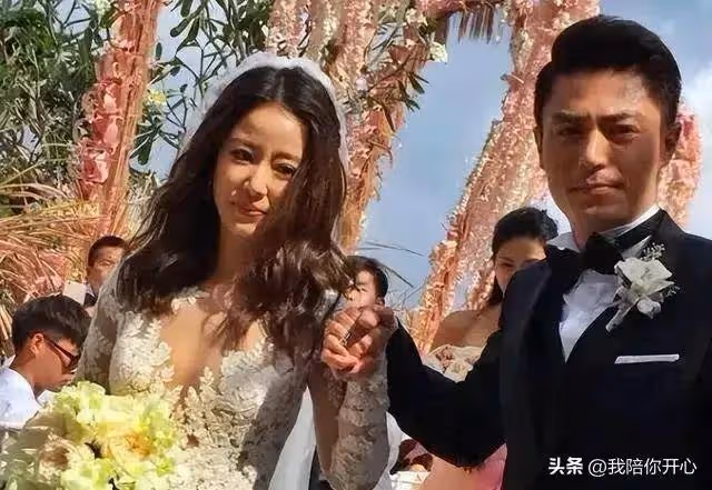 林心如攜霍建華為爸媽慶生,47歲穿的很少女!林心如美貌隨了爸爸