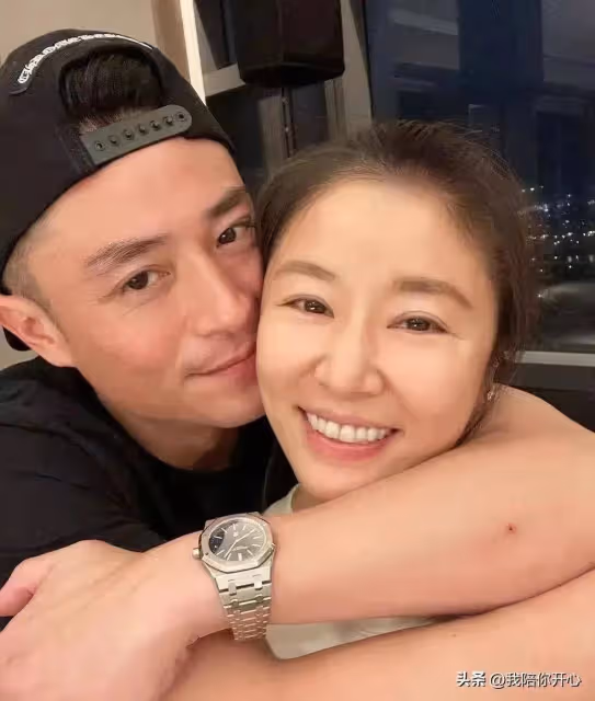 林心如攜霍建華為爸媽慶生,47歲穿的很少女!林心如美貌隨了爸爸