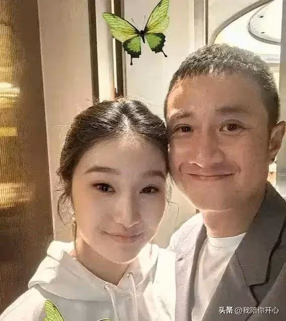 文章大女兒陪爸爸回老家,一起親密合拍!文章一臉寵溺,父愛如山