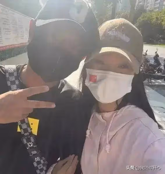 文章大女兒陪爸爸回老家,一起親密合拍!文章一臉寵溺,父愛如山