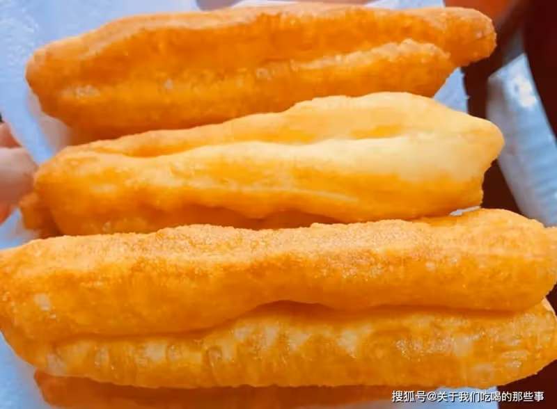 炸油條只加酵母,難怪不好吃!教您這樣做,油條不硬,蓬鬆酥脆