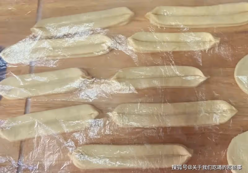 炸油條只加酵母,難怪不好吃!教您這樣做,油條不硬,蓬鬆酥脆