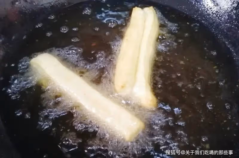 炸油條只加酵母，難怪不好吃！教您這樣做，油條不硬，蓬鬆酥脆
