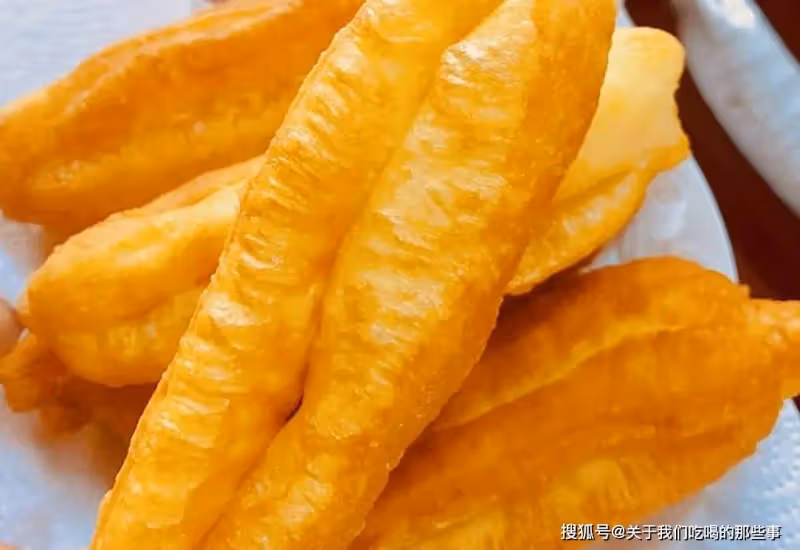 炸油條只加酵母，難怪不好吃！教您這樣做，油條不硬，蓬鬆酥脆
