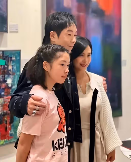 「紫霞仙子」朱茵一家逛街被偶遇，12歲女兒太搶鏡，被指太像爸