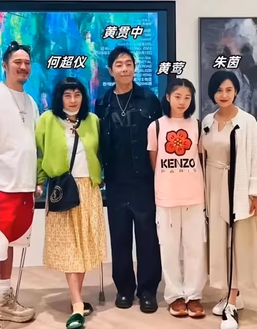 「紫霞仙子」朱茵一家逛街被偶遇，12歲女兒太搶鏡，被指太像爸