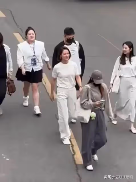 鄭欽文王欣瑜比賽現場,李娜現身,網友:怎麼退役後這麼漂亮了