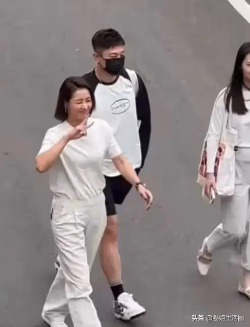 鄭欽文王欣瑜比賽現場,李娜現身,網友:怎麼退役後這麼漂亮了