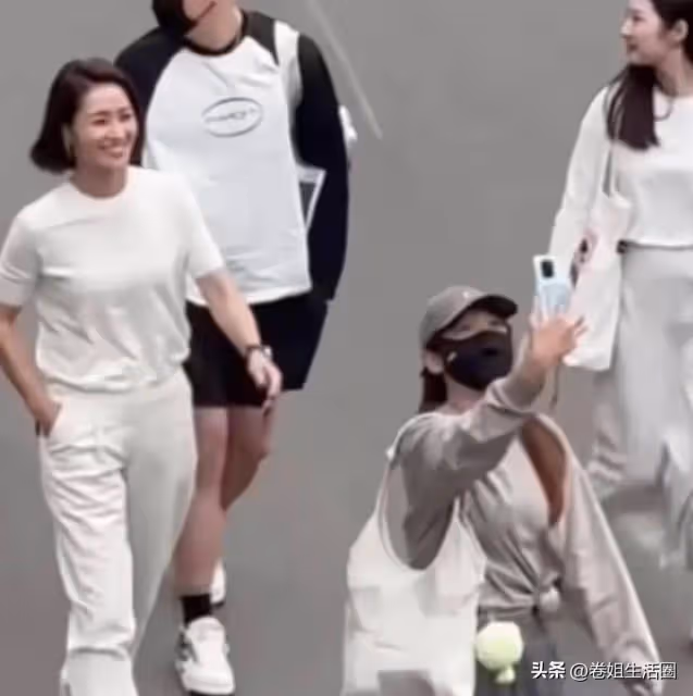 鄭欽文王欣瑜比賽現場,李娜現身,網友:怎麼退役後這麼漂亮了