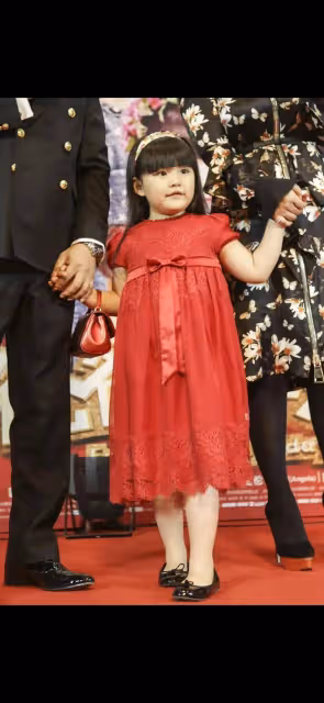 李湘曬女兒幼時照為其慶祝15歲生日，15歲王詩齡已經頗有明星范兒