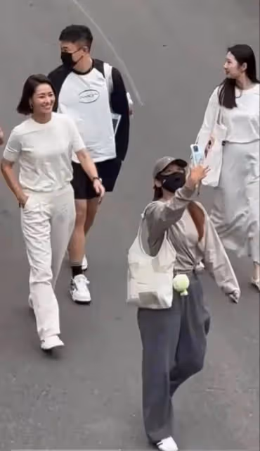 李娜回武漢受熱情接待，一頭短髮精神幹練，退役後女人味十足