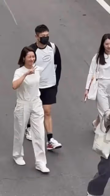 李娜回武漢受熱情接待，一頭短髮精神幹練，退役後女人味十足