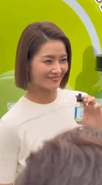 李娜回武漢受熱情接待，一頭短髮精神幹練，退役後女人味十足