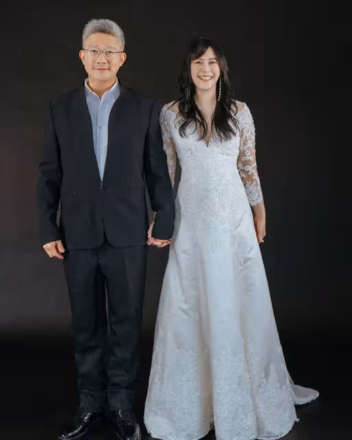 黃小柔結婚10年重拍婚紗照!「胸前大開深V」牽手老公:依然願意