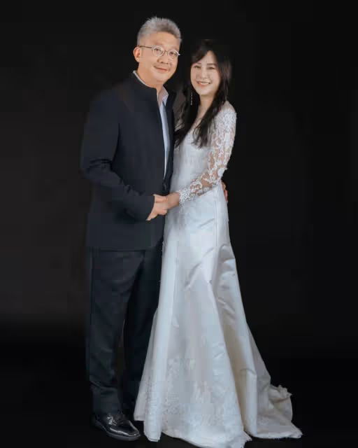 黃小柔結婚10年重拍婚紗照!「胸前大開深V」牽手老公:依然願意