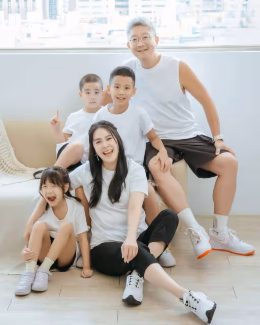 黃小柔結婚10年重拍婚紗照!「胸前大開深V」牽手老公:依然願意