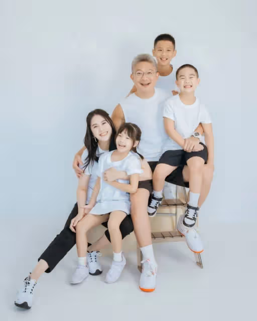 黃小柔結婚10年重拍婚紗照!「胸前大開深V」牽手老公:依然願意