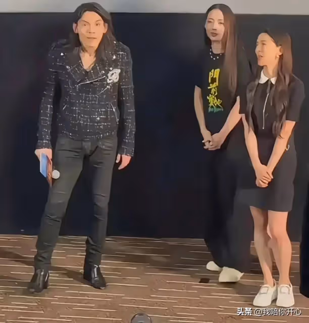 向佐宣傳《門前寶地》妝造引起熱議,全網都在模仿他!向佐火了