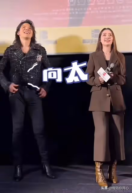 向佐宣傳《門前寶地》妝造引起熱議,全網都在模仿他!向佐火了