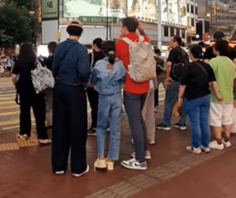 梁詠琪一家逛街,9歲女兒身高超160又高又瘦,更粘爸爸父女情深