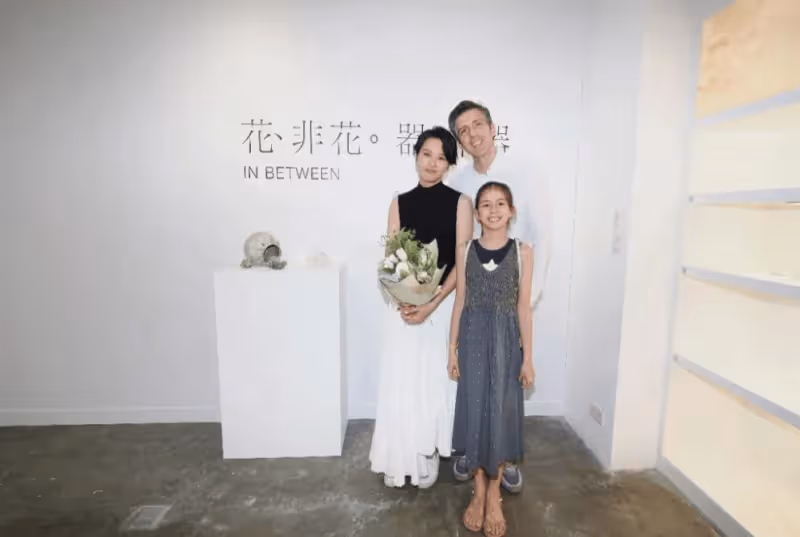 梁詠琪一家逛街,9歲女兒身高超160又高又瘦,更粘爸爸父女情深