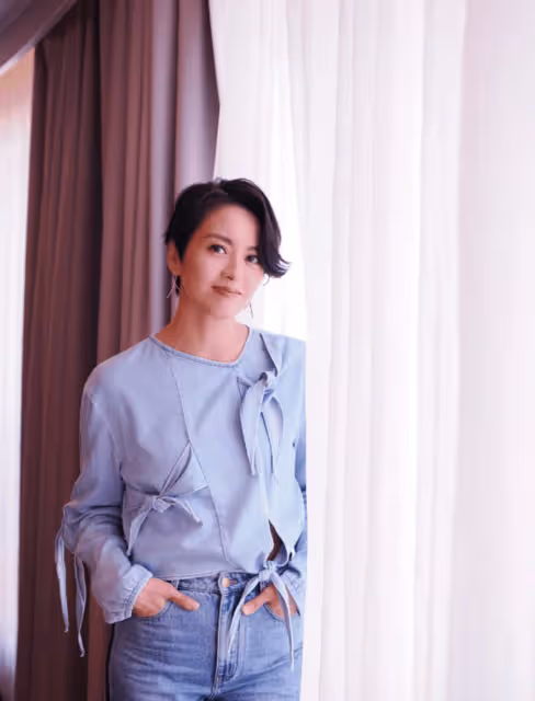 梁詠琪一家逛街,9歲女兒身高超160又高又瘦,更粘爸爸父女情深