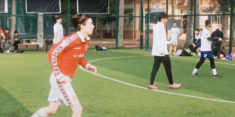 李易峰近照曝光,和友人踢足球,留中分髮型露出大腦門,變醜了
