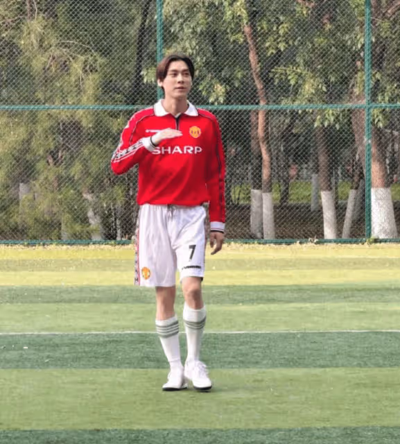李易峰近照曝光,和友人踢足球,留中分髮型露出大腦門,變醜了