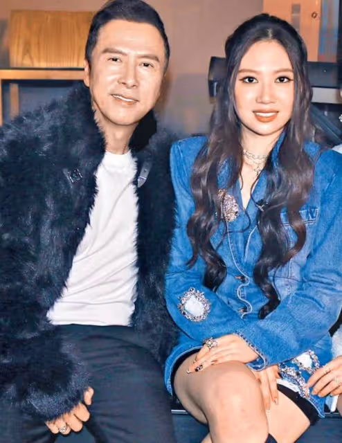 全面護女!甄子丹一家新疆旅遊女兒被搭訕,卻因其一眼神而被嚇跑