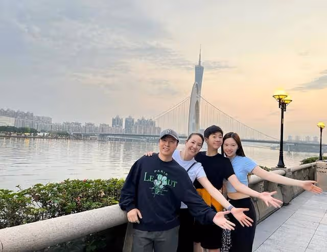 全面護女!甄子丹一家新疆旅遊女兒被搭訕,卻因其一眼神而被嚇跑
