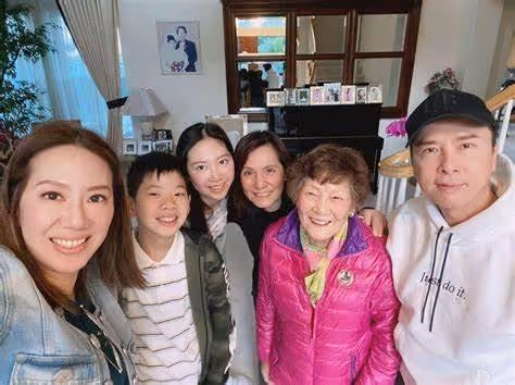 全面護女!甄子丹一家新疆旅遊女兒被搭訕,卻因其一眼神而被嚇跑