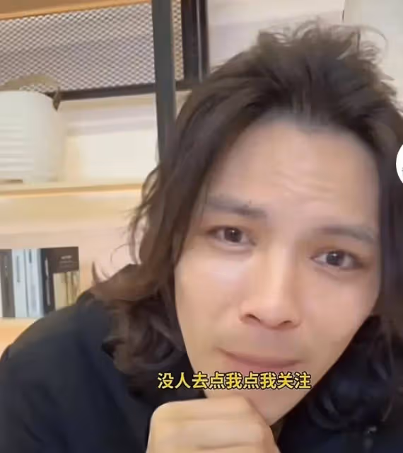 向佐直播再現經典手勢,自嘲都在玩自己的梗,但沒人關注自己