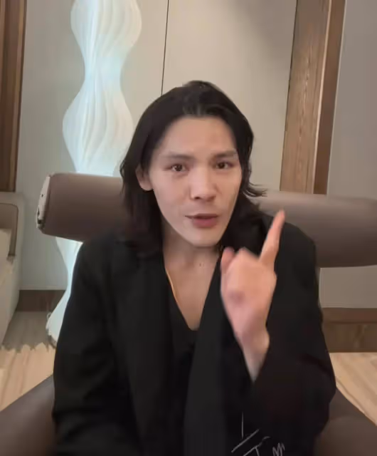 向佐直播再現經典手勢,自嘲都在玩自己的梗,但沒人關注自己