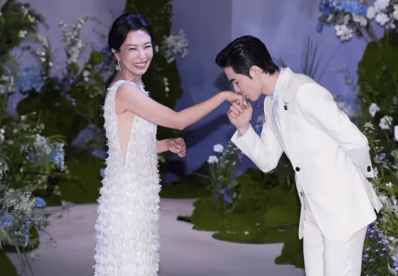 蕭敬騰林有慧婚禮現場狂親,婚戒曝光逾千萬台幣,稱再不辦就老了