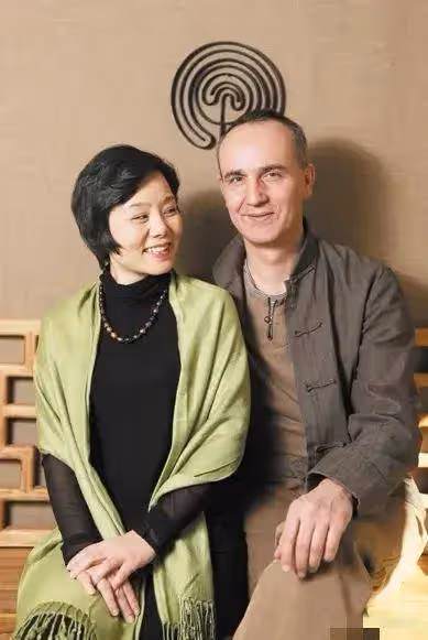 龔琳娜疑官宣結束與老鑼20年婚姻,兩人育有兩子,高大帥氣!