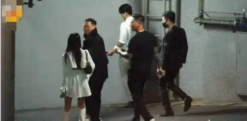 許雅鈞難得帶老婆小s一起逛夜店，感情明顯升溫，小s心情超棒