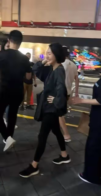 許雅鈞難得帶老婆小s一起逛夜店，感情明顯升溫，小s心情超棒