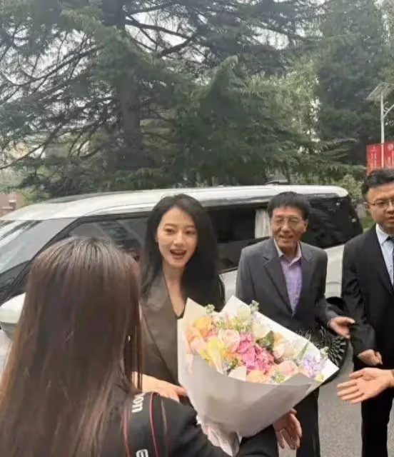 高圓圓重返校園,參加母校校慶超開心,本人大氣穩重,受熱情迎接