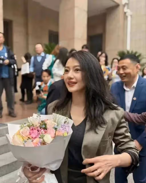 高圓圓重返校園,參加母校校慶超開心,本人大氣穩重,受熱情迎接