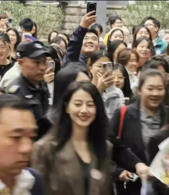 高圓圓重返校園,參加母校校慶超開心,本人大氣穩重,受熱情迎接